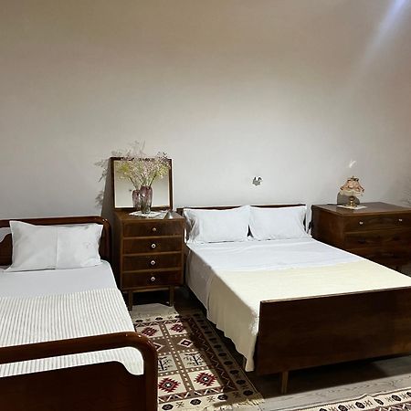 Tourists Guest House Gjirokastër Exteriör bild