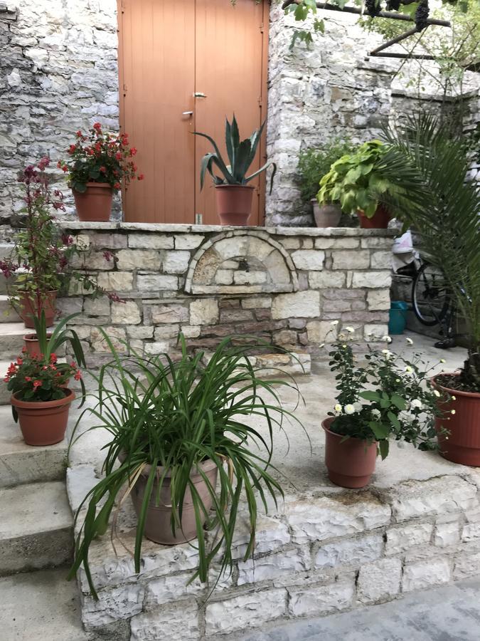Tourists Guest House Gjirokastër Exteriör bild